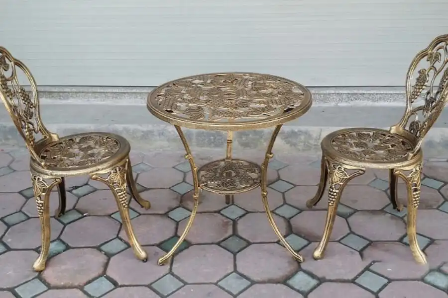 Chất liệu bàn ghế ban công bằng gàng thường có độ bền cao và khả năng chống chịu tốt đối với các điều kiện thời tiết khắc nghiệt