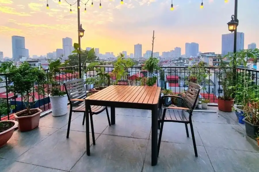 Nhựa composite là một vật liệu đa thành phần kết hợp giữa nhựa và các nguyên liệu khác như sợi thủy tinh hoặc gỗ nhỏ