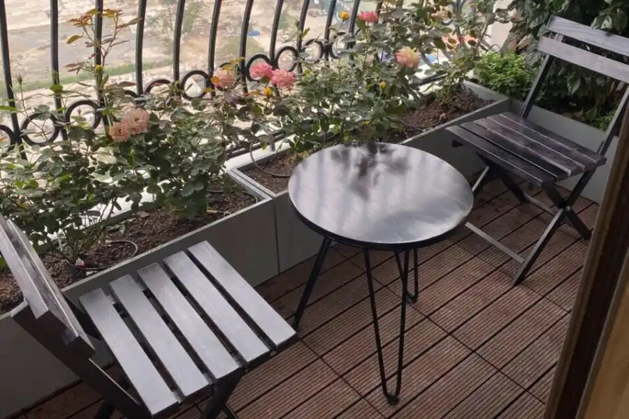 Bàn ghế ban công bằng sắt có độ bền và độ ổn định cao, khả năng chống lại các yếu tố thời tiết