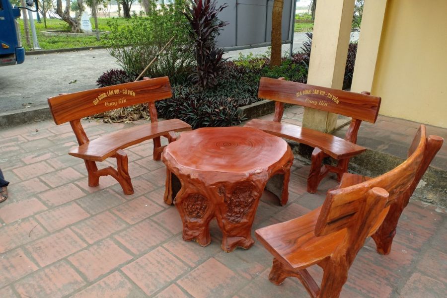 Bàn ghế gỗ sân vườn được sử dụng từ gỗ tự nhiên có độ bền cao