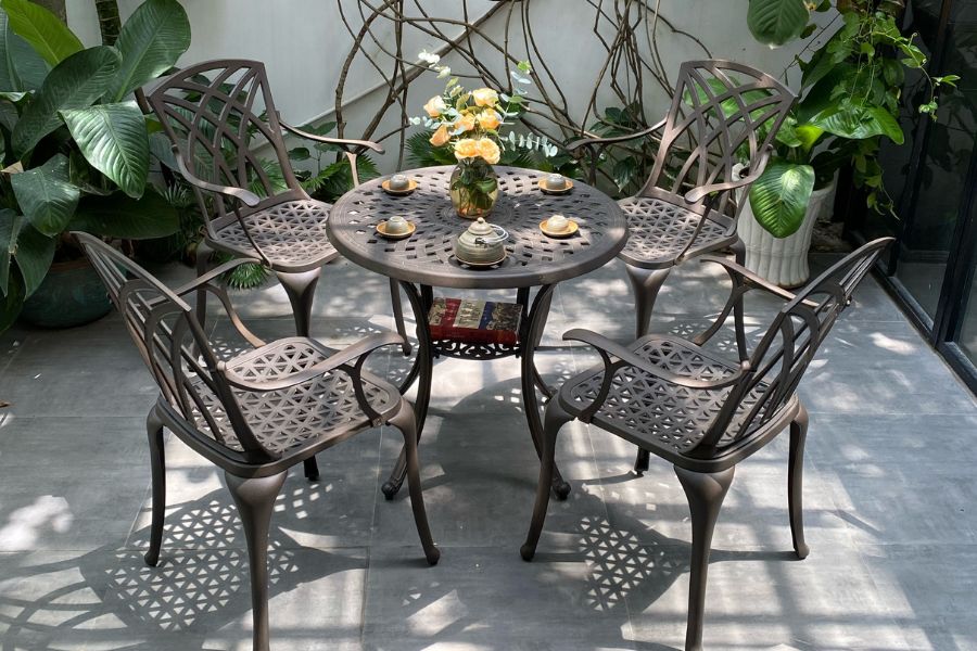 Bộ bàn ghế sân vườn bằng nhôm đúc là các bộ bàn ghế được chế tạo chủ yếu từ chất liệu nhôm đúc