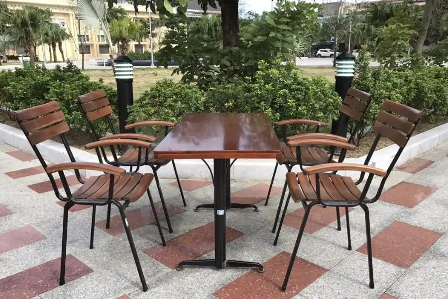 Bàn ghế sân vườn bằng sắt là các bộ bàn ghế được chế tạo chủ yếu từ vật liệu sắt