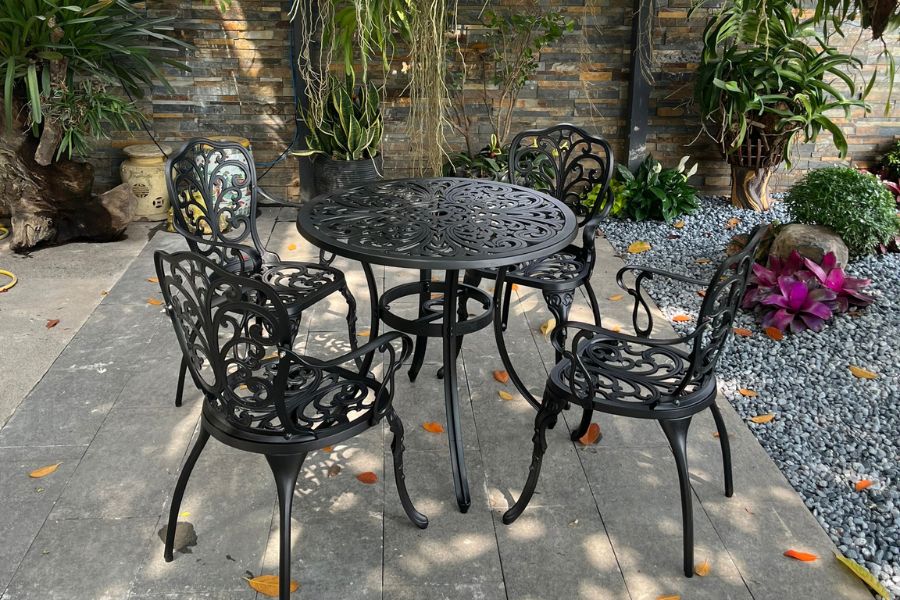 Bộ bàn ghế là nơi thưởng thức cafe hay ăn tối trong sân vườn