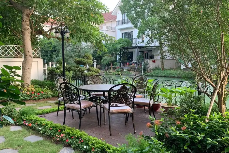 Bộ bàn tiệc ngoài trời là nơi sum họp ăn uống của gia đình