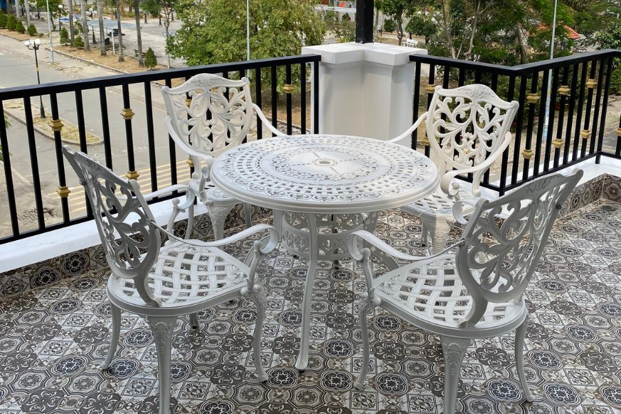 Bộ bàn ghế ngoài trời màu trắng trang nhã hòa hợp một cách tuyệt vời trong sân vườn vối lối kiến trúc xưa