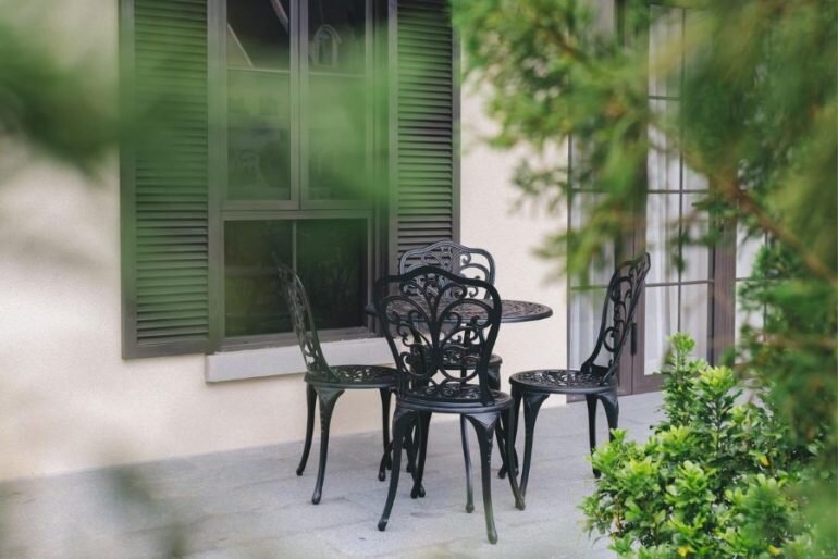 Bộ bàn ghế nhôm đúc nhỏ gọn sang trọng cho không gian