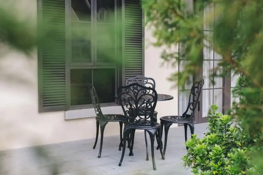 Bộ bàn ghế nhôm đúc nhỏ gọn sang trọng cho không gian