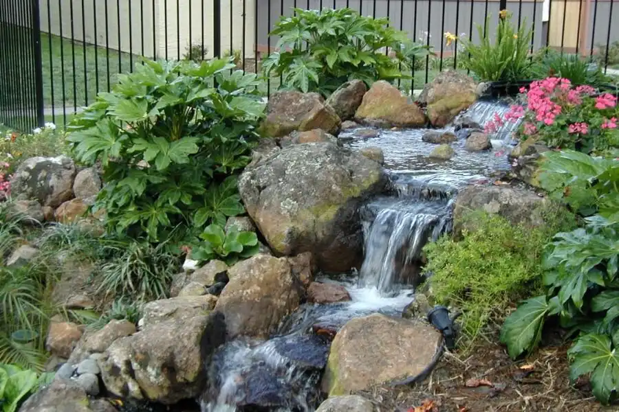 Tiểu cảnh sân vườn là nghệ thuật tạo ra không gian sống xanh tươi, tinh tế và gần gũi với thiên nhiên