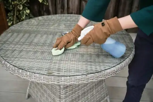 Mẹo vệ sinh bàn ghế sân vườn bằng sắt