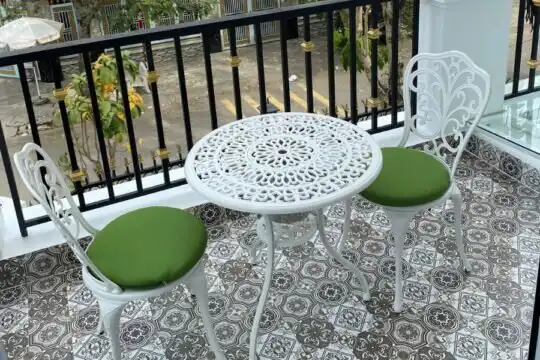 Bàn ghế nhôm đúc sơn tĩnh điện cho ban công là loại nội thất được tạo ra vẻ đẹp thẩm mỹ cho không gian