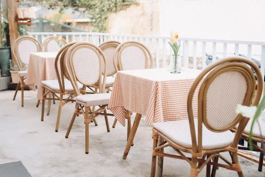 Chất liệu của ghế cũng đóng vai trò quan trọng trong việc tạo ra cảm giác thoải mái cho khách hàng