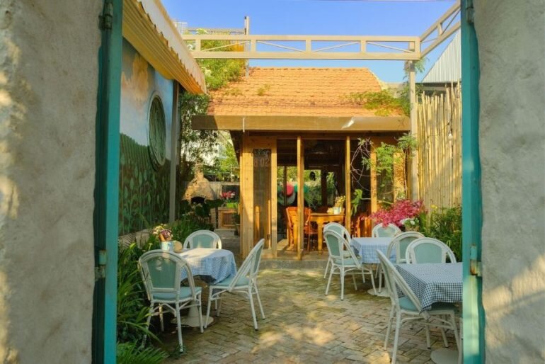 Màu sắc không chỉ là yếu tố trang trí, mà còn ảnh hưởng đến tâm trạng và cảm nhận của khách hàng khi bước vào quán