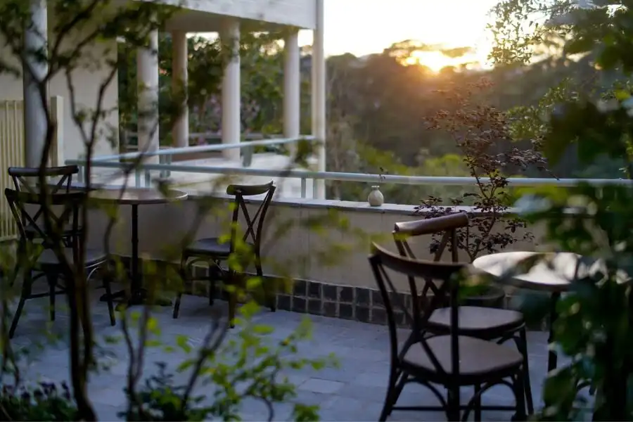 Chọn bàn ghế cà phê ngoài ra còn cần chú trọng đến chất liệu và kết cấu cho ghế cafe