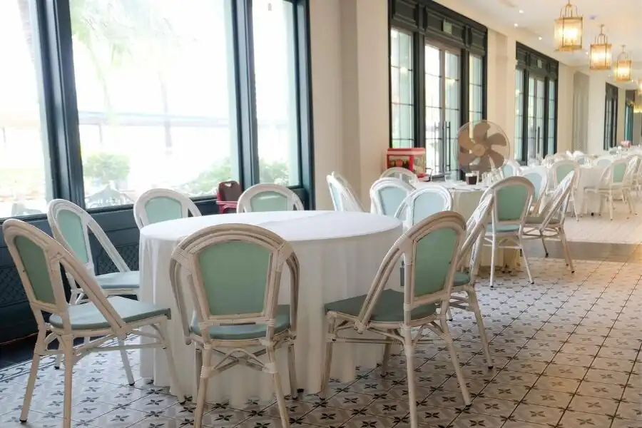 Chọn bàn ghế cà phê không chỉ chọn sự thoải mái mà còn liên quan mật thiết đến kiểu dáng và kích thước