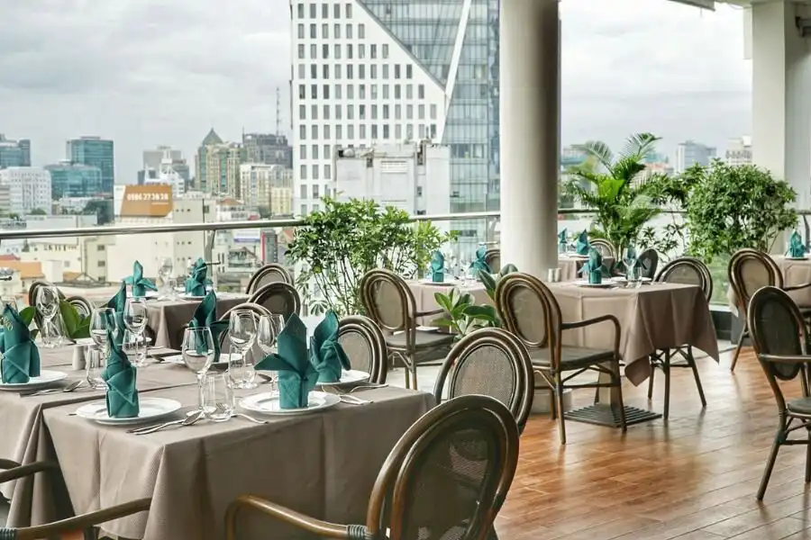 Việc lựa chọn bàn ghế đòi hỏi sự đồng bộ với phong cách nội thất của quán