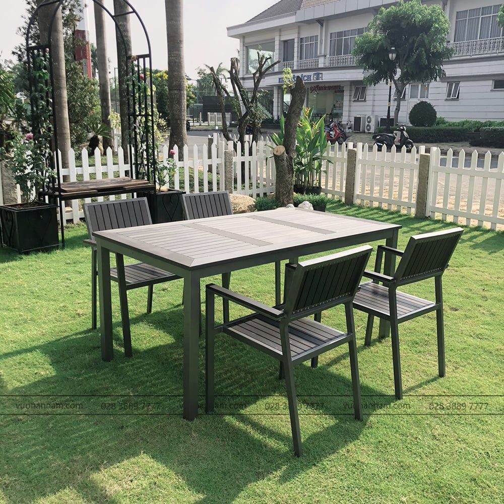 Bộ bàn ghế polywood đặt tại sân vườn sang trọng