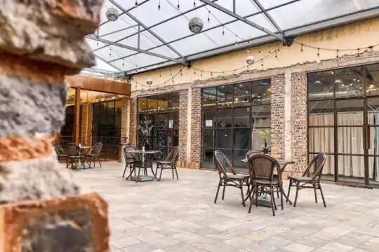 Ngoài việc bố trí bàn ghế, gia chủ nên lựa chọn không gian rộng rãi