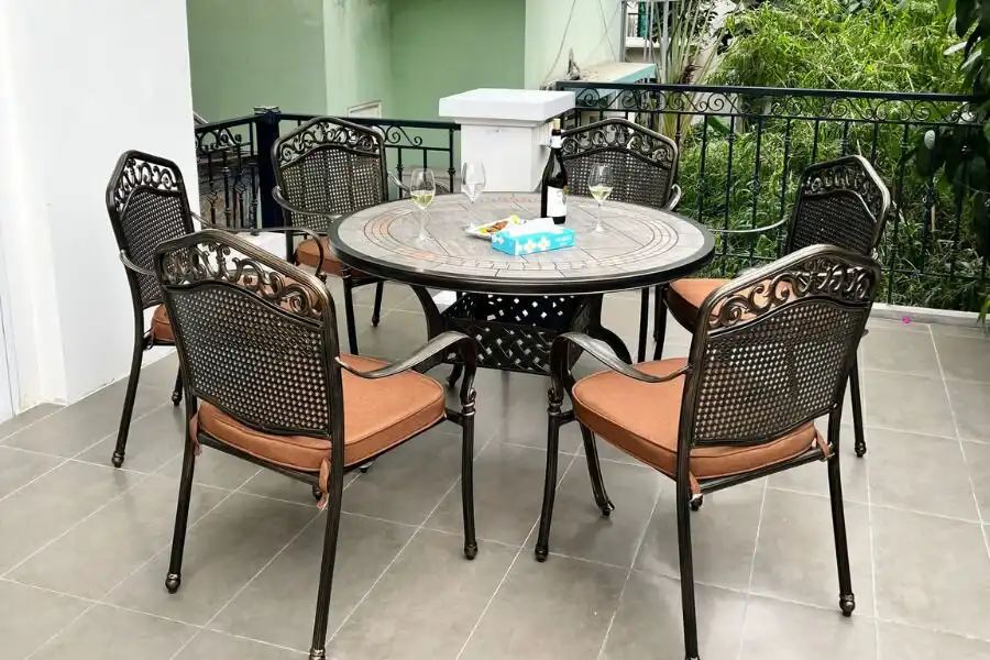 Bàn mặt đá cũng là lựa chọn cho không gian