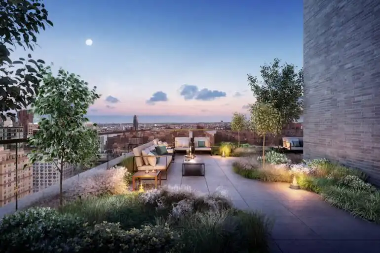 Sự kết hợp giữa bộ sofa và tiểu cảnh trên sân thượng tạo ra một không gian sống đẹp và thoải mái