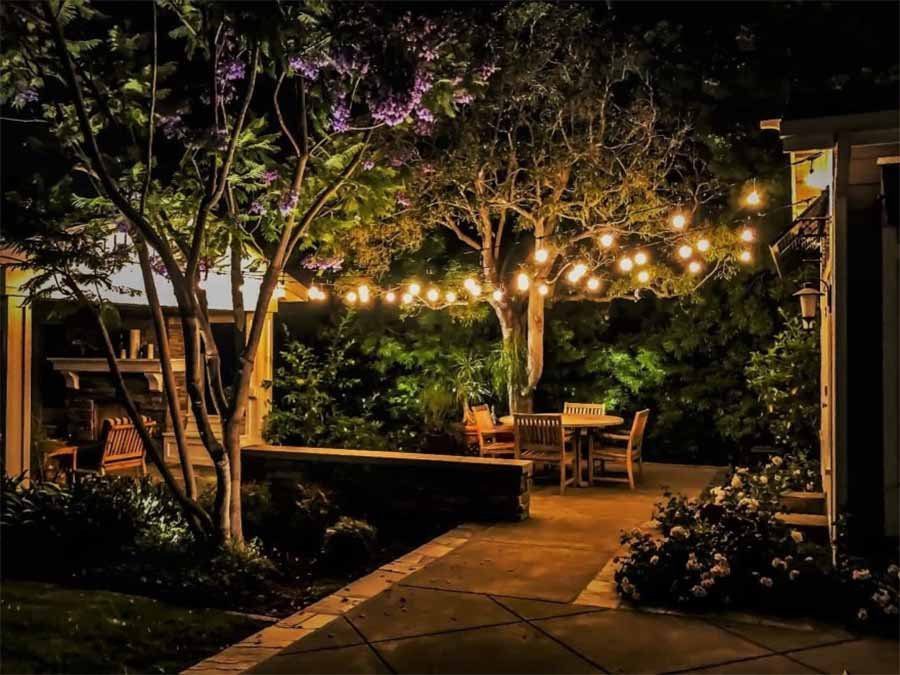 Việc dùng đèn dây trang trí sân vườn sẽ mang lại những ánh sáng lấp lánh cho không gian