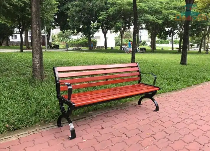 Ghế băng dài nan gỗ thông Chile đặt tại công viên