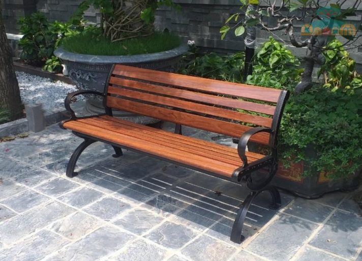 Ghế công viên giả gỗ đặt tại sân vườn nhà khách