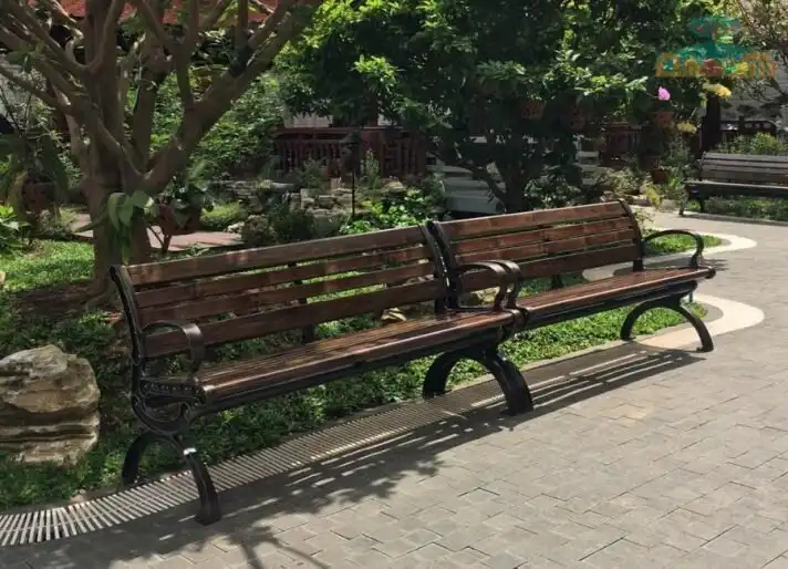 Ghế băng dài nhựa giả gỗ nổi bật khi đặt vào không gian