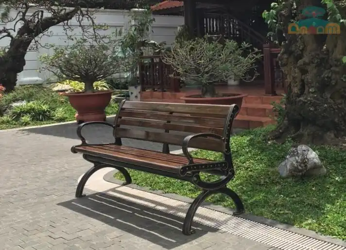 Ghế công viên đặt trước sân vườn