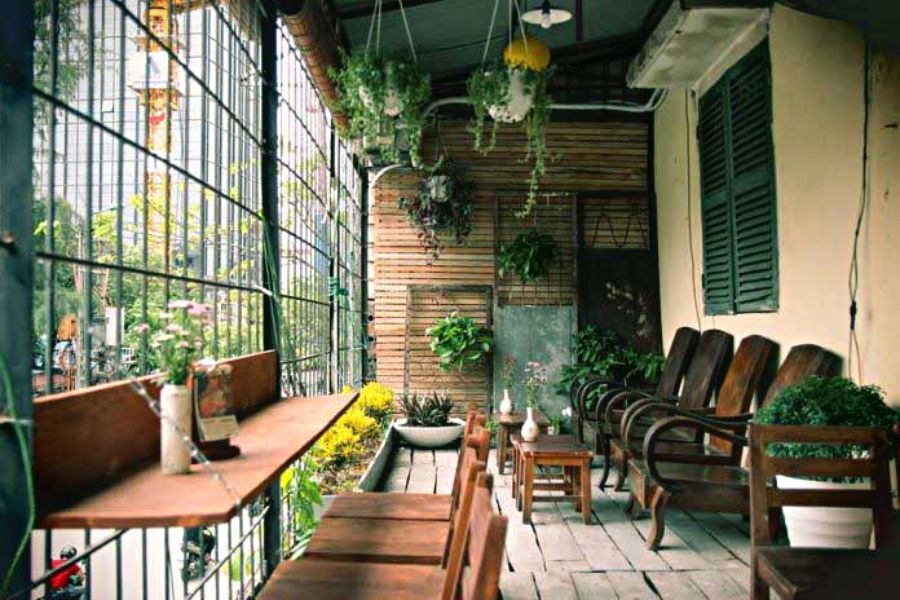 Thiết kế không gian với bàn ghế cafe sân vườn vintage