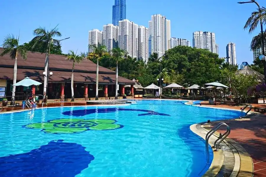 Bể bơi khu du lịch Văn Thánh