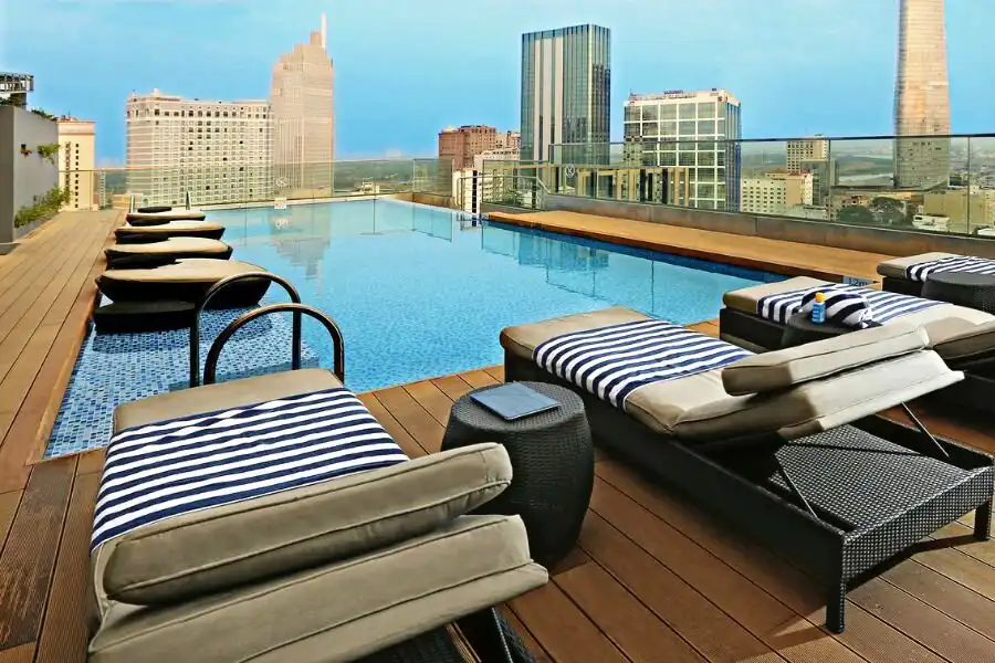 Bể bơi leberty central citypoint