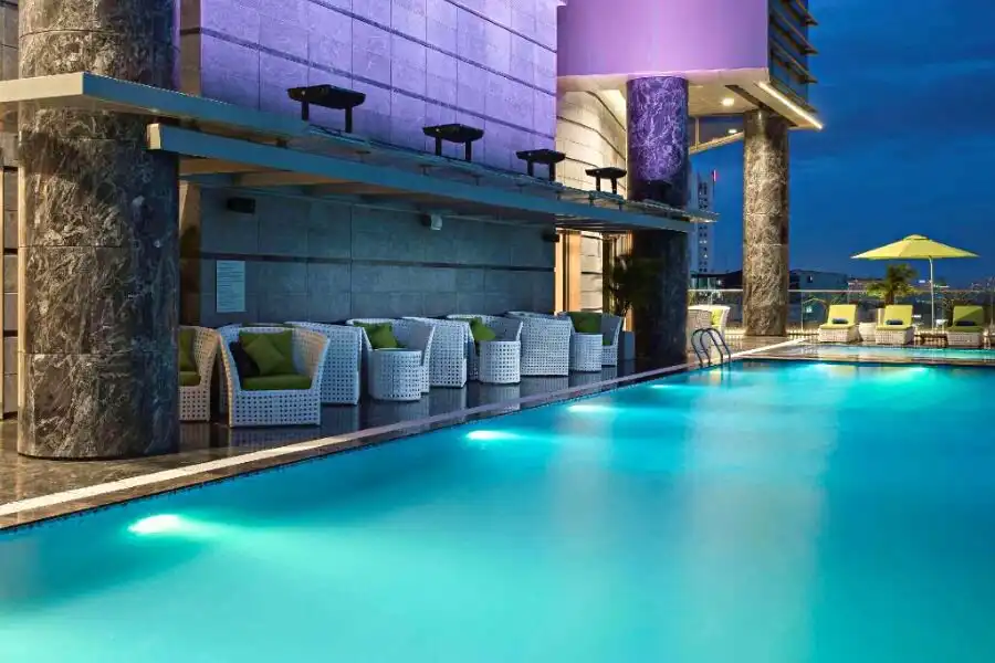 Bể bơi tại Pull Man Saigon