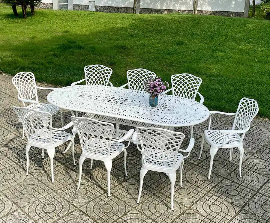 Bộ bàn ghế nhôm đúc đặt tại không gian sân vườn