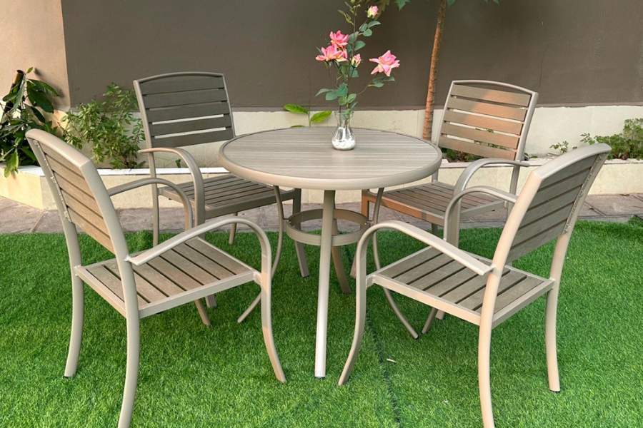 Bàn ghế sân vườn bằng sắt điểm nhấn cho khu vườn nhà bạn