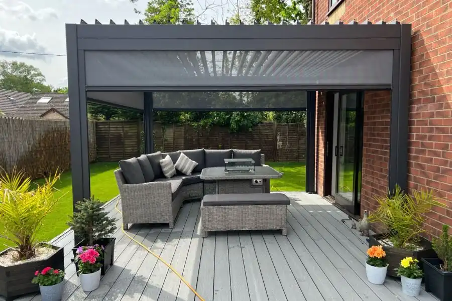 Nên chọn chất liệu phù hợp với yêu cầu về bảo trì, khả năng chống thời tiết, và phong cách thiết kế của bạn