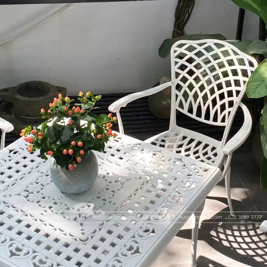 Bộ bàn ghế cách điệu với hoa văn bắt mắt