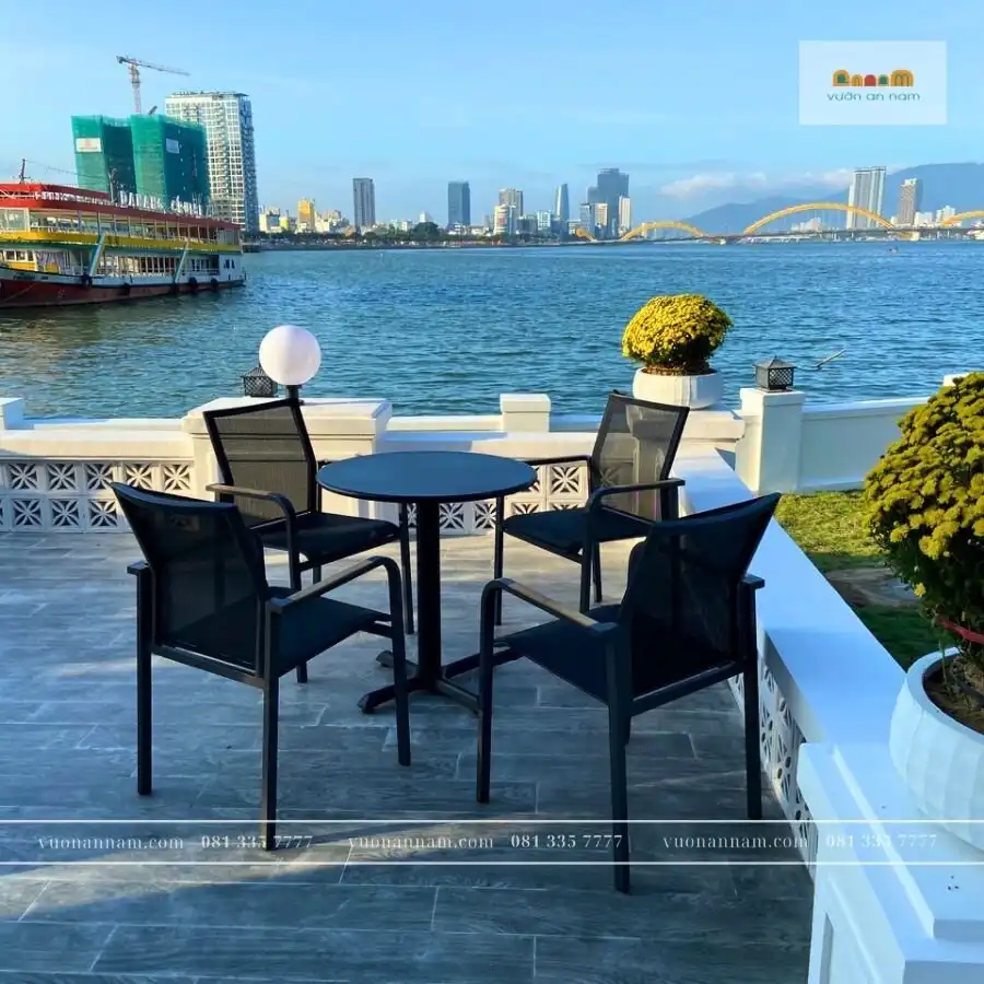 bàn ghế được làm từ chất liệu textilene