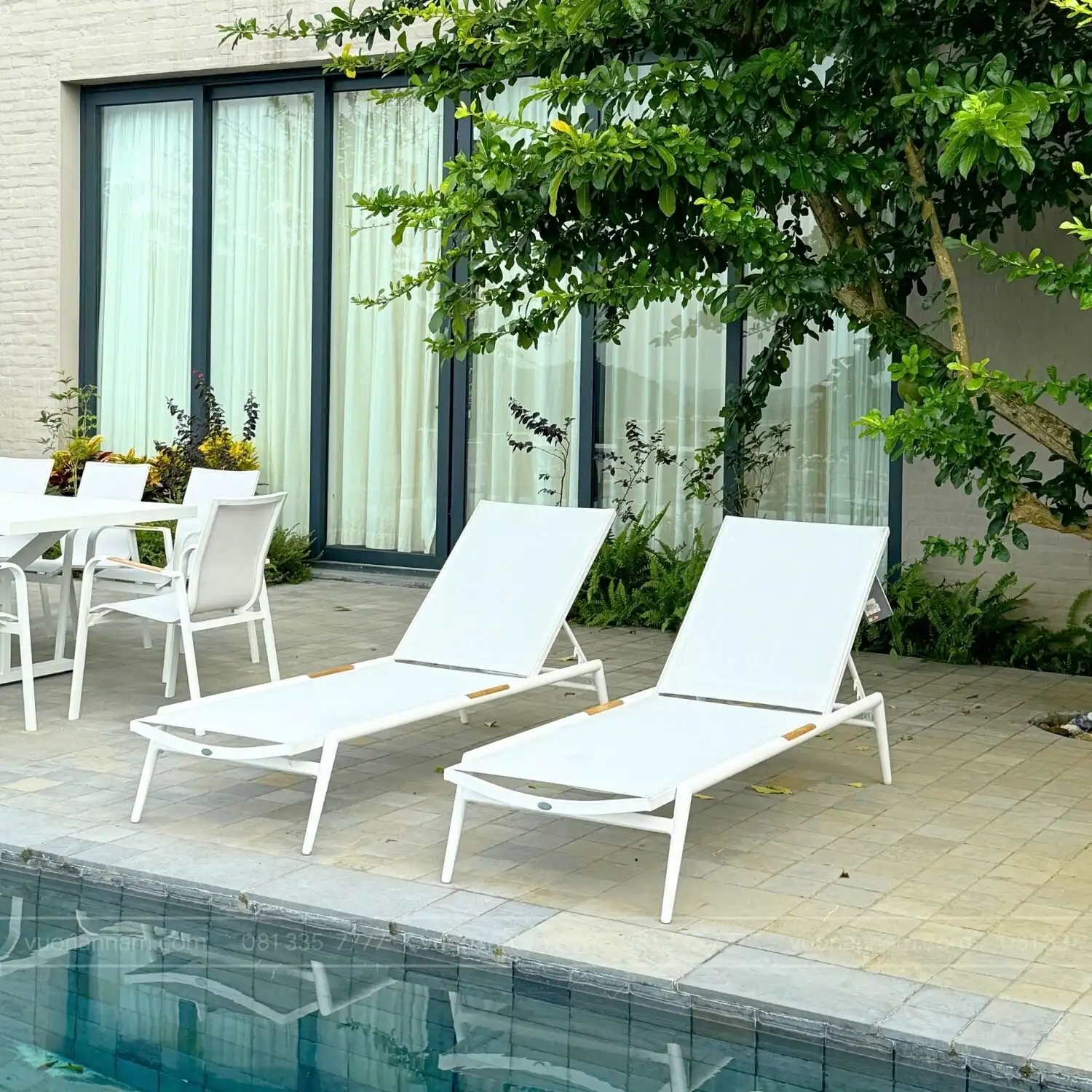 Ghế bể bơi màu trắng sang trọng