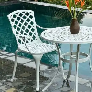 Bàn và ghế có trọng lượng tương đối nhẹ khoảng 5-7kg