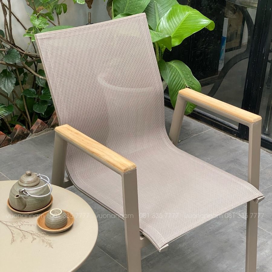 Tay vịn gỗ Teak tạo nét ấm áp trên khung nhôm của ghế cafe GTL-GT