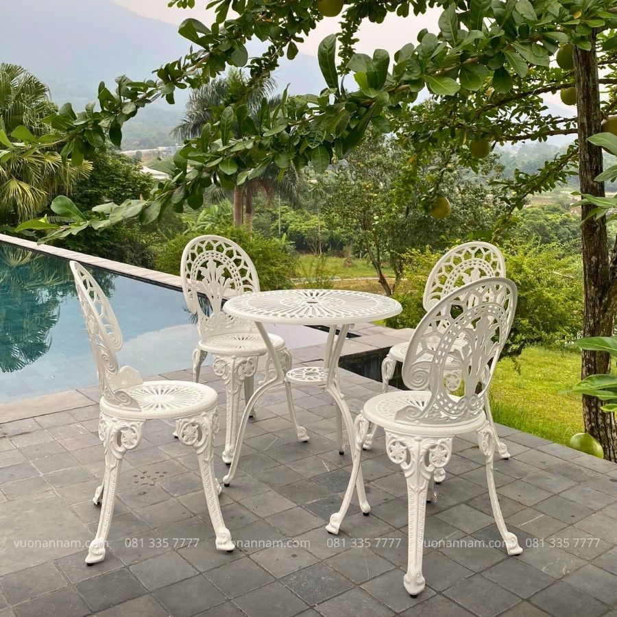 Bộ bàn nhôm đúc 1 bàn tròn và 4 ghế ngoài trời với thiết kế hoa văn cổ điển giúp nổi bật góc sân nhà