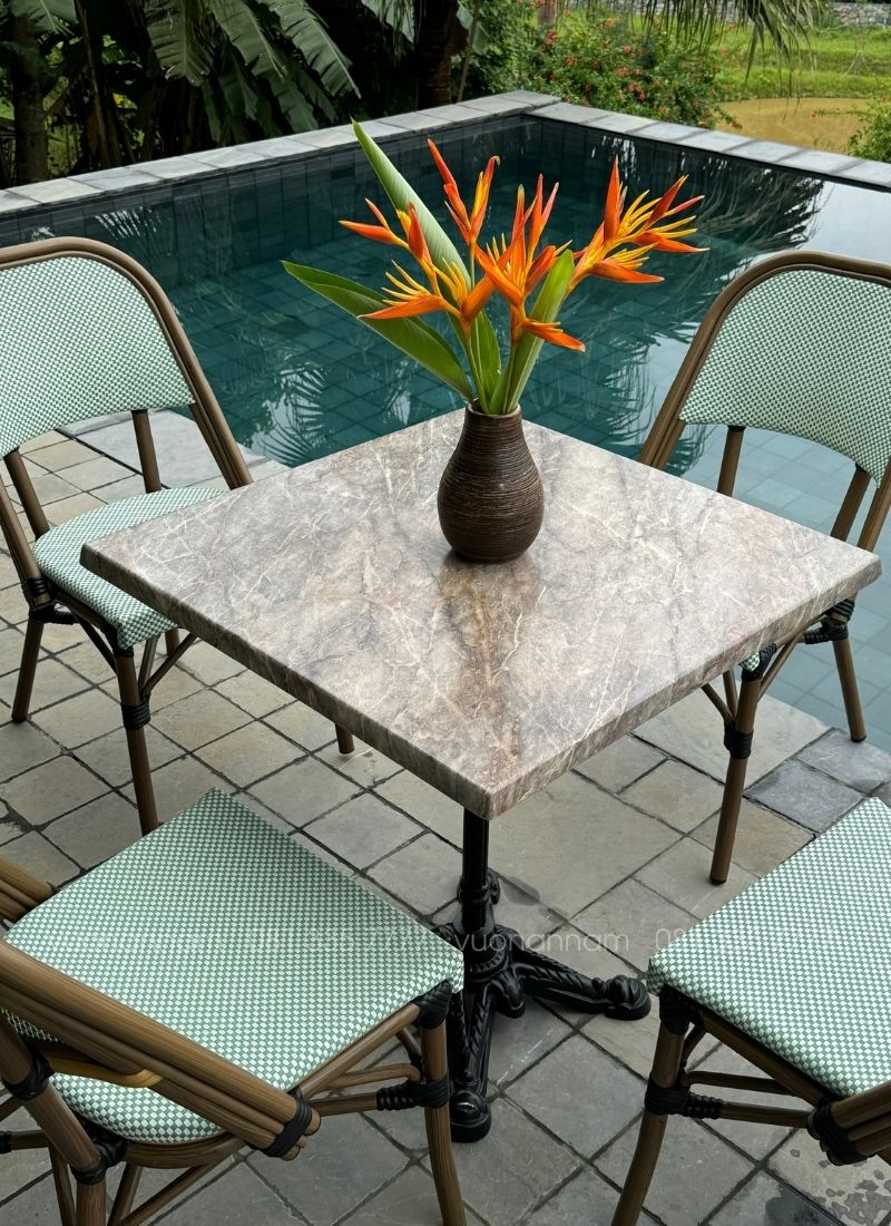Cận cảnh bàn tròn BTL-GC15X mặt gỗ phủ Resin và chân nhôm đúc