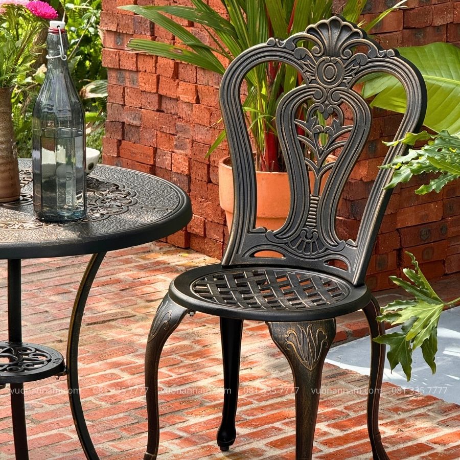 Dáng ghế không tay theo phong cách Châu Âu cổ điển