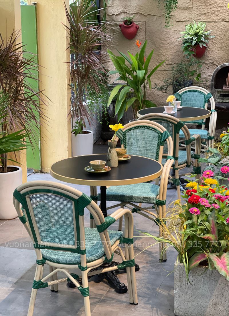 Bộ bàn ghế cafe ngoài trời BCF-082 gồm 2 ghế và 1 bàn với thiết kế hiện đại, phù hợp quán cafe sân vườn