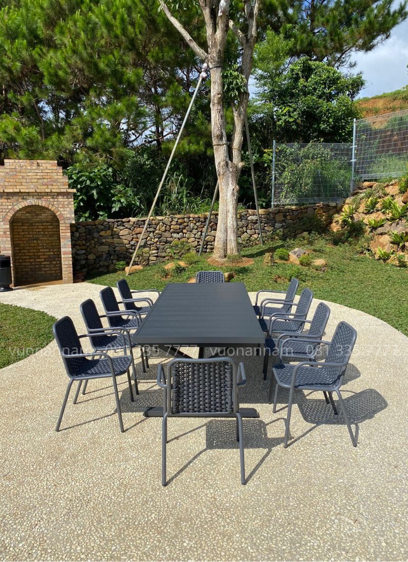 Bộ bàn ghế ngoài trời BKD-031 gồm 10 ghế và 1 bàn khung nhôm sơn tĩnh điện, phù hợp cho sân vườn, biệt thự và resort.