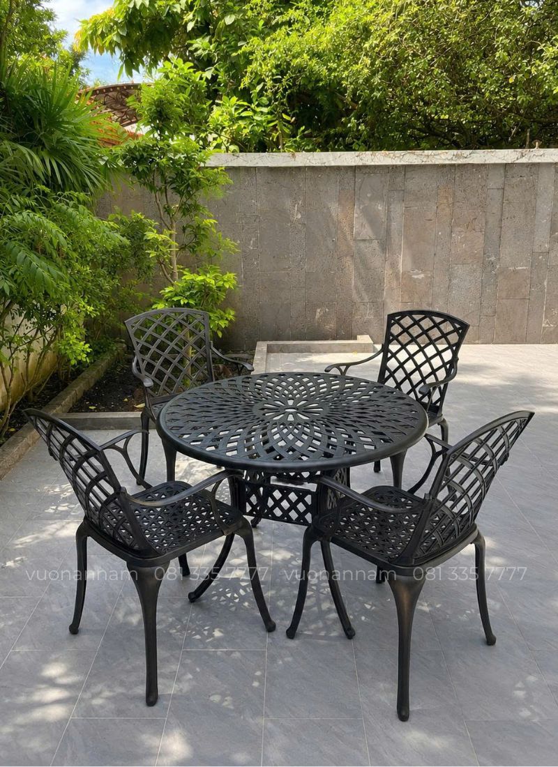 Bộ bàn ghế nhôm đúc BG-21 màu nâu ánh đồng đặt trong sân vườn
