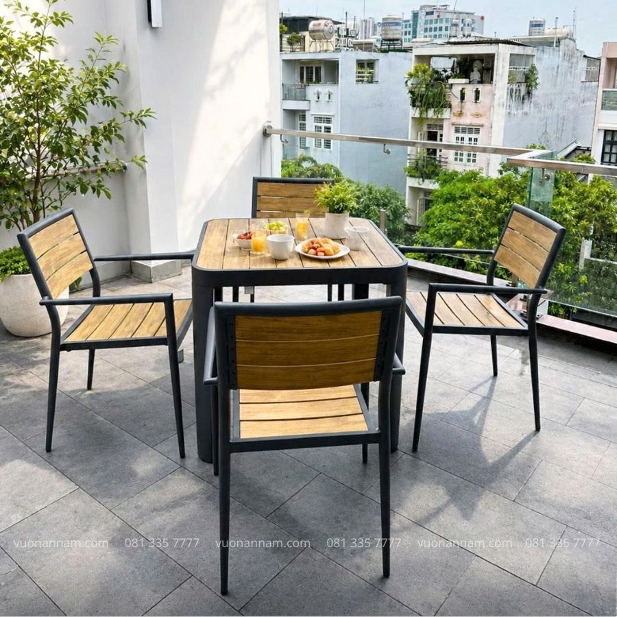 Bộ 1 bàn và 4 ghế đặt sân vườn với thiết kế bắt mắt