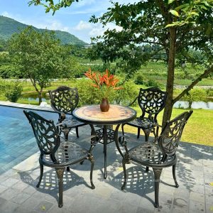 Họa tiết cầu kỳ mang ddeenns cảm giác cổ điển và sang trọng cho không gian