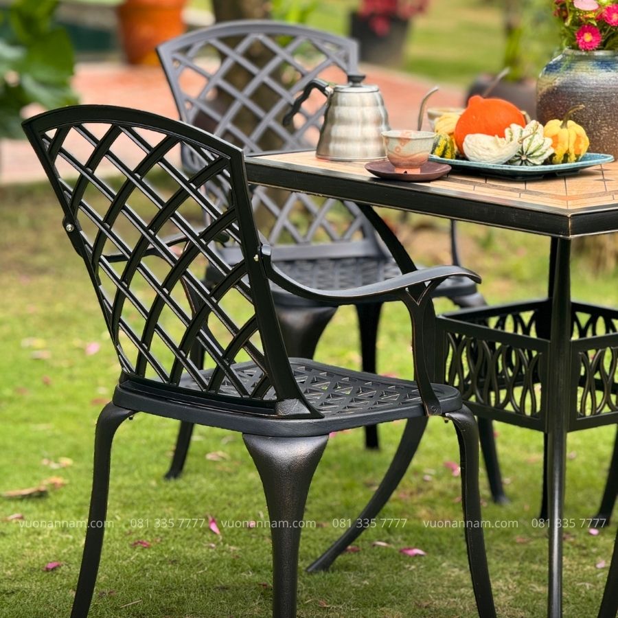 Chất liệu nhôm đúc sơn tĩnh điện, khung màu nâu ánh đồng