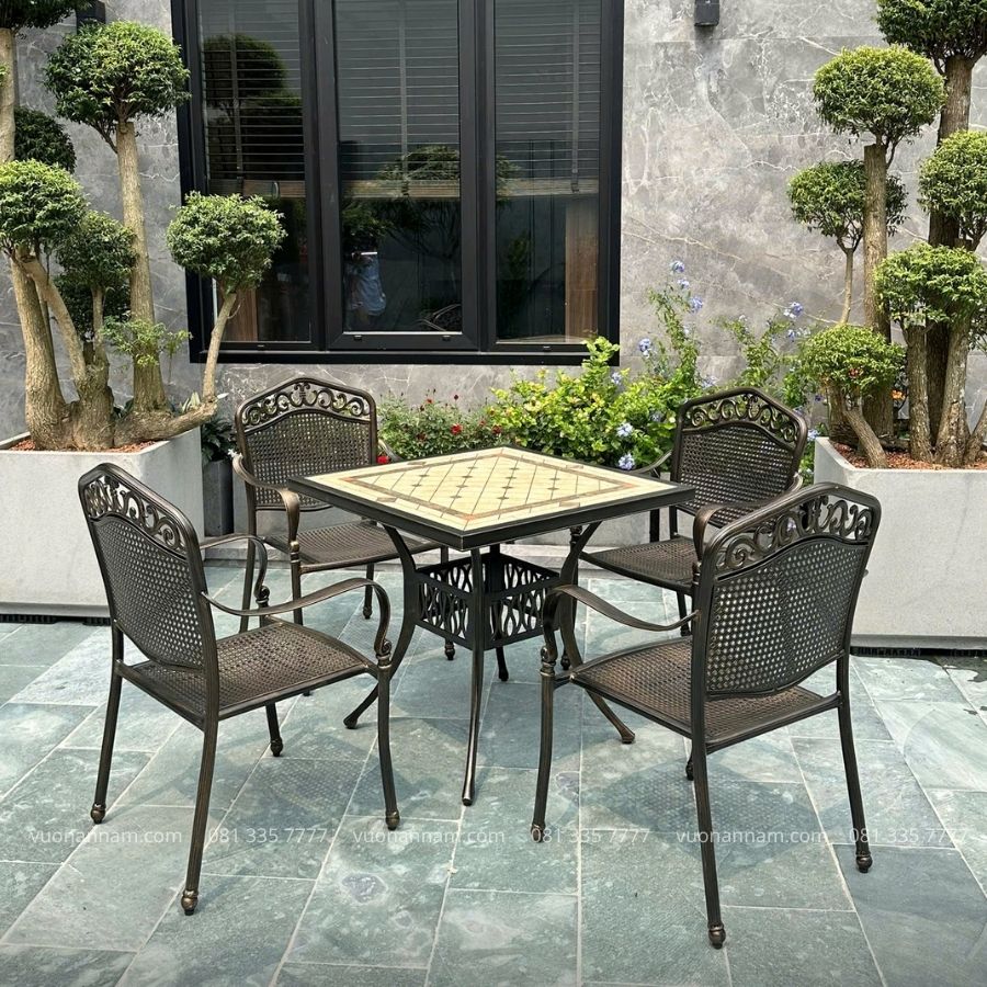 Bộ bàn ghế sân vườn BG05-V80N được đặt tại không gian sân vườn Bộ bàn ghế sân vườn BG05-V80N được đặt tại không gian sân vườn
